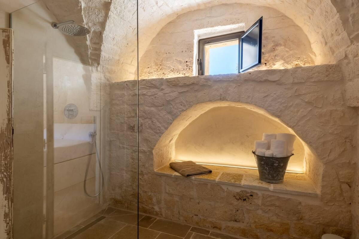 Lamia Bathroom