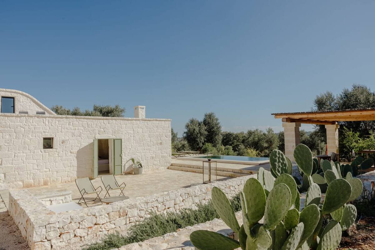 Lamia pool and patio